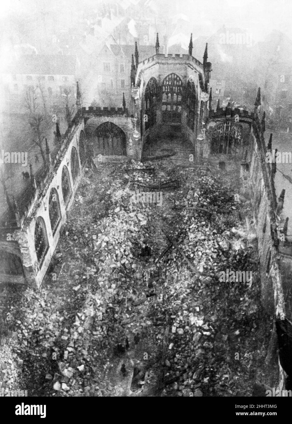 Vista aérea que muestra las ruinas de la Catedral de Coventry después de  que fue destruida por la Luftwaffe alemana en un ataque aéreo a la ciudad  durante la Segunda Guerra 