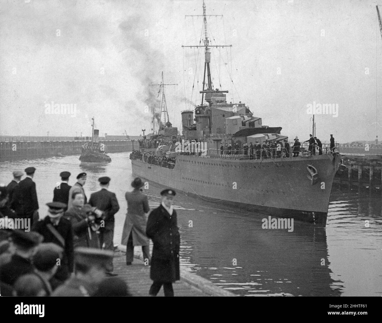 HMS Cossack regresa a Leith el 17 de febrero de 1940, después de rescatar a los prisioneros británicos detenidos en el buque de suministro de Graf Spee, Altmark Foto de stock