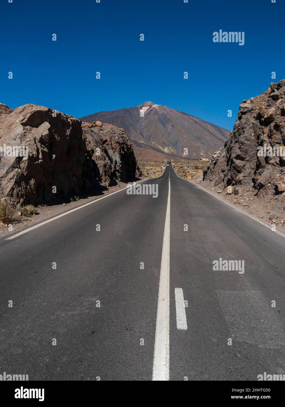 La carretera TF-21 al pico volcánico del Teide en Tenerife. Foto de stock