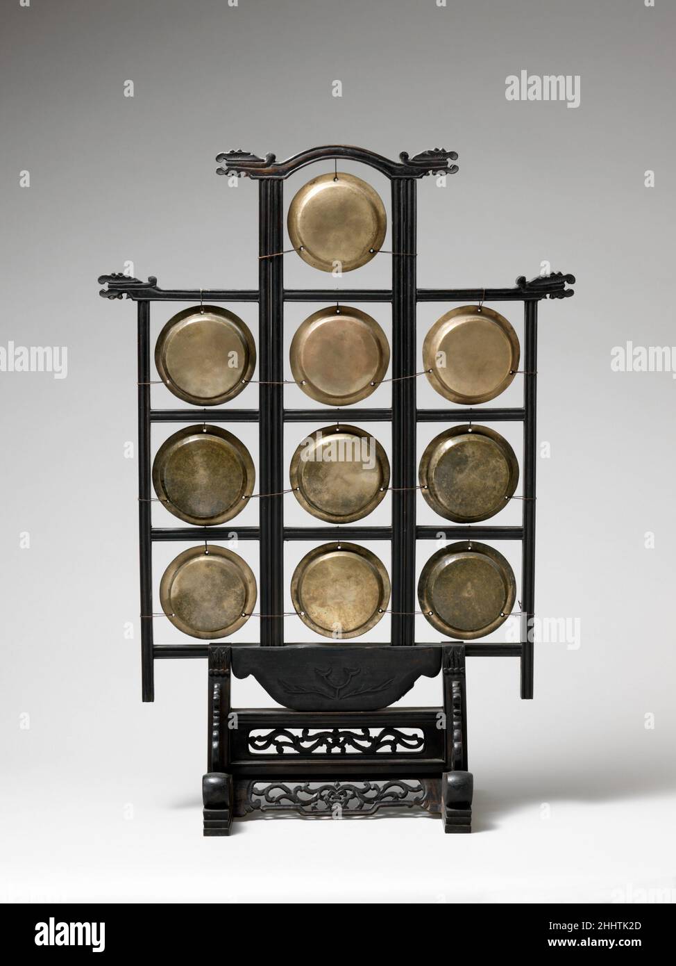 Yunluo (雲鑼)'Cloud Gong' 19th century Chinese El yunluo consiste en diez