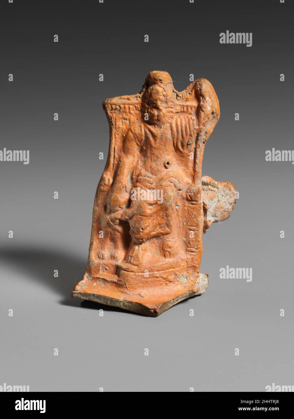 Mango de lámpara de terracota del siglo 2nd d.C. Zeus Serapis romano,  entronizado, sostiene un cetro en su mano izquierda y descansa su mano  derecha sobre la cabeza de Cerberos, el perro