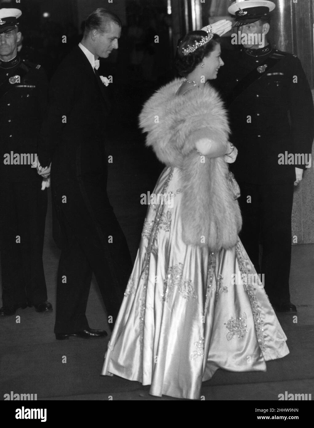 La princesa Elizabeth con un elegante vestido largo y piel stoll asiste al  estreno de la película 'La dama con una lámpara' acompañada por su marido  el príncipe Felipe, el duque de