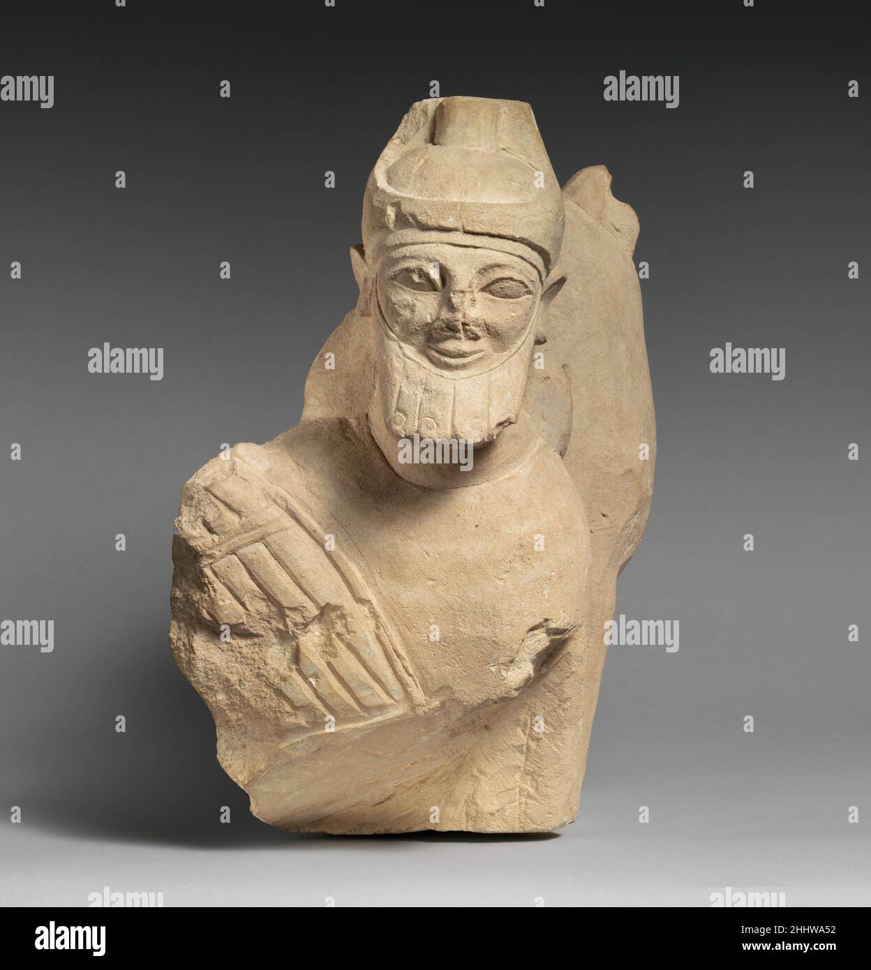 Finial de piedra caliza de una estela votiva (?) con un león y un macho
