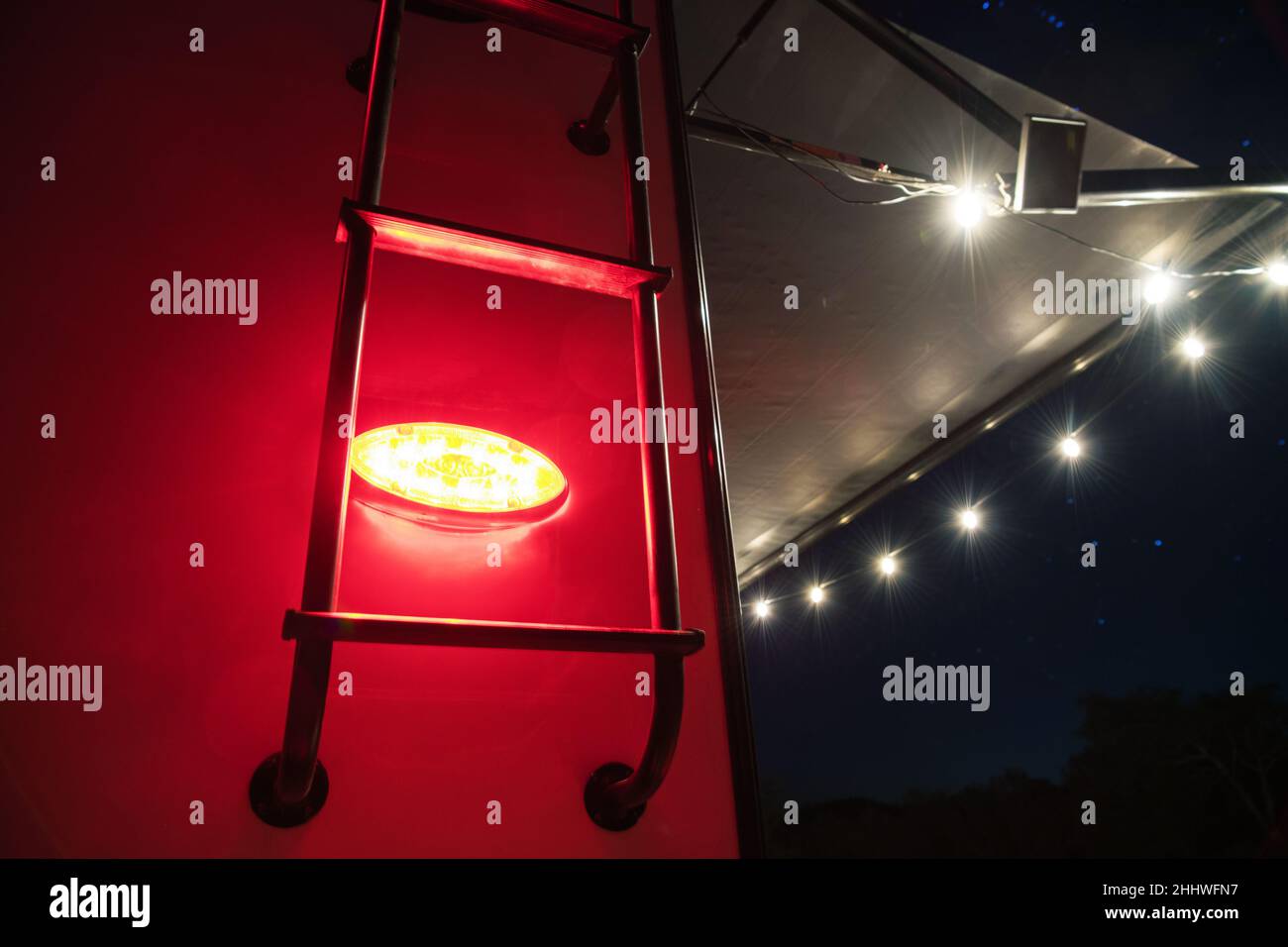 Decoraciones de luz de campamento de Van Life. Acogedor como Casa Camper Van Camping iluminado por luces de cuerda Foto de stock
