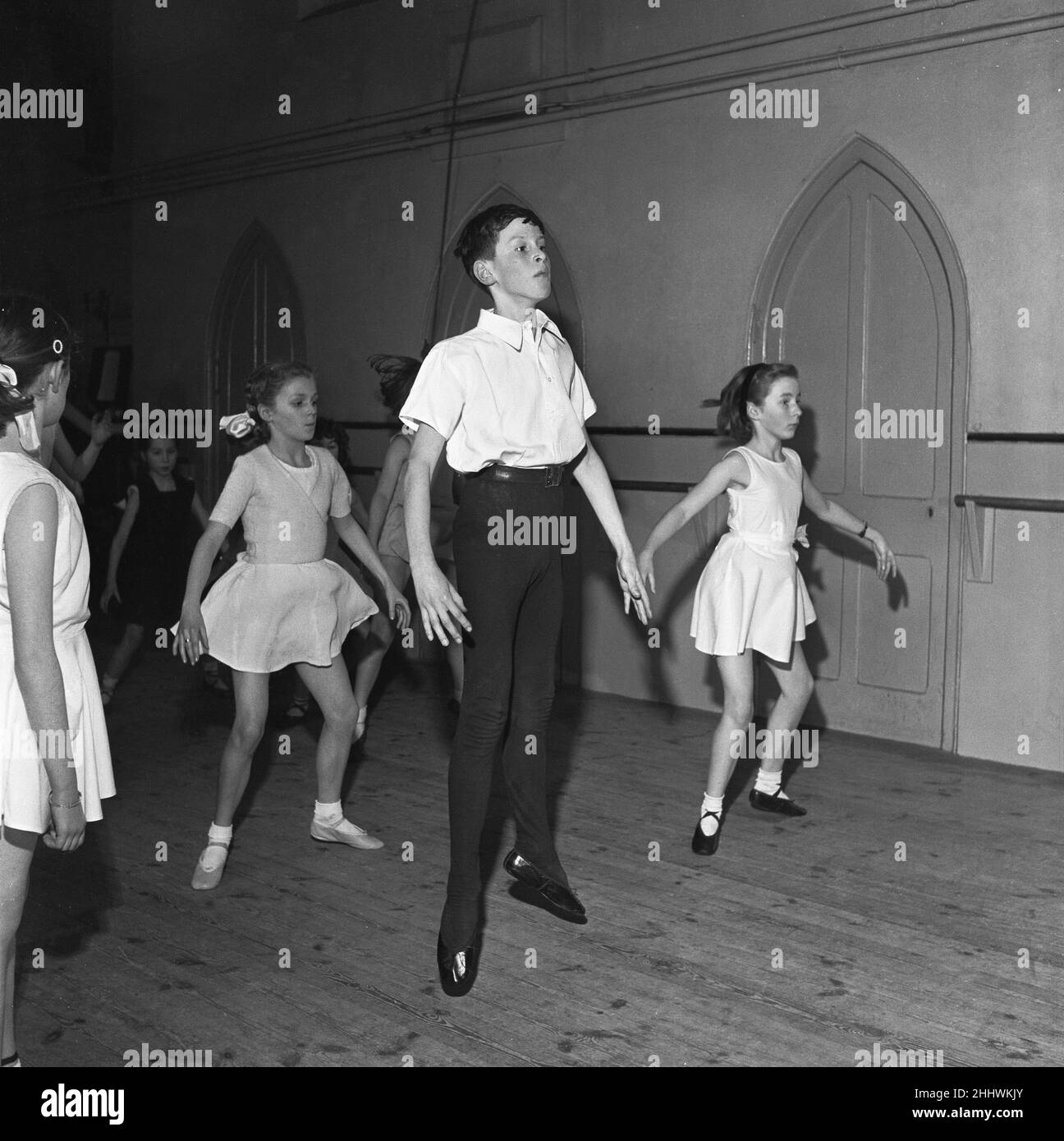 Clases de bebés y niños pequeños que tienen sus clases de ballet en la Escuela Rambert en el Teatro Mercury, Notting Hill Gate. Los maestros para las clases de bebés son alumnos de la tercera edad, mientras que las clases de menor edad más avanzadas son tomadas por un maestro de ballet experimentado, el 15th de enero de 1954 Foto de stock