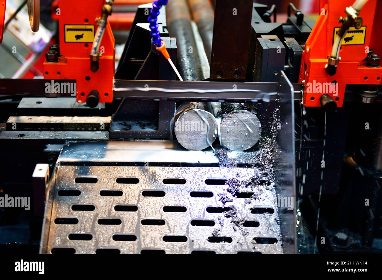 Mecanizado industrial de corte Proceso de la materia prima en la máquina de torno CNC Foto de stock