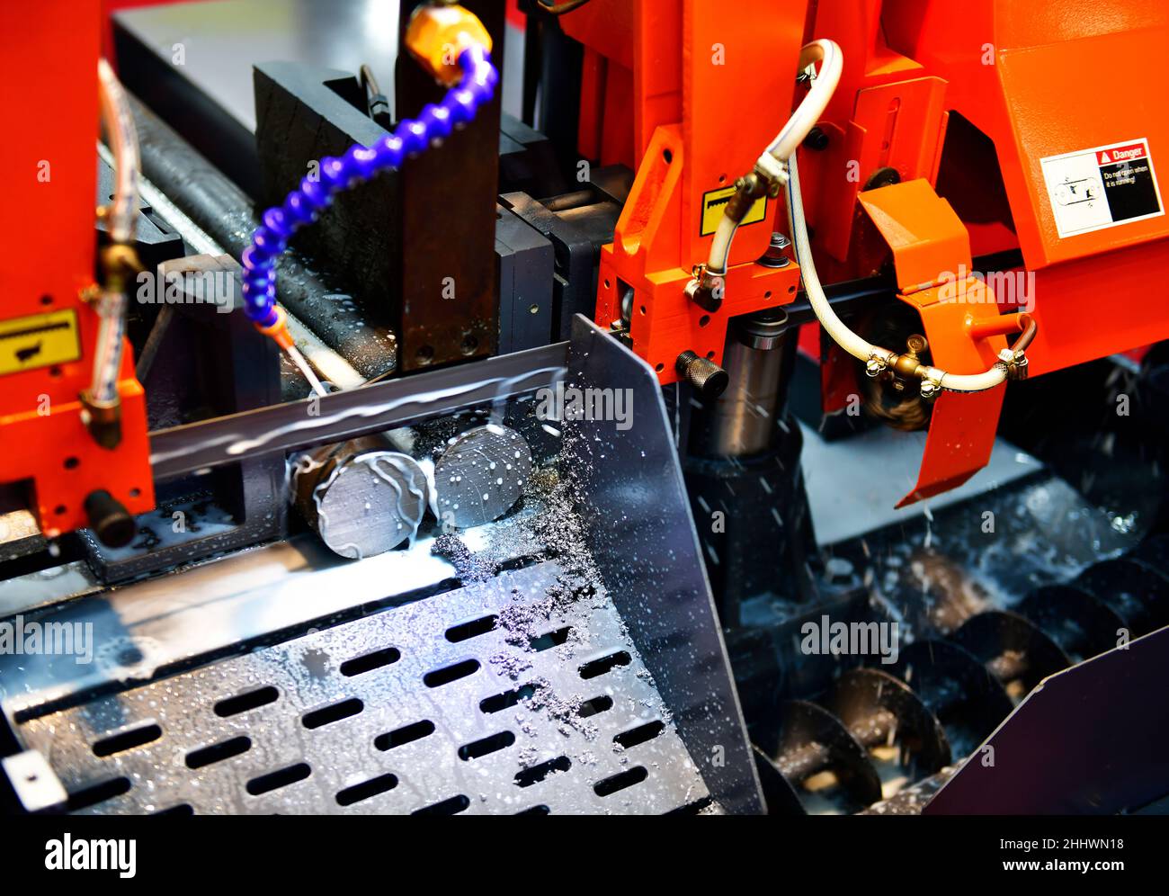Mecanizado industrial de corte Proceso de la materia prima en la máquina de torno CNC Foto de stock