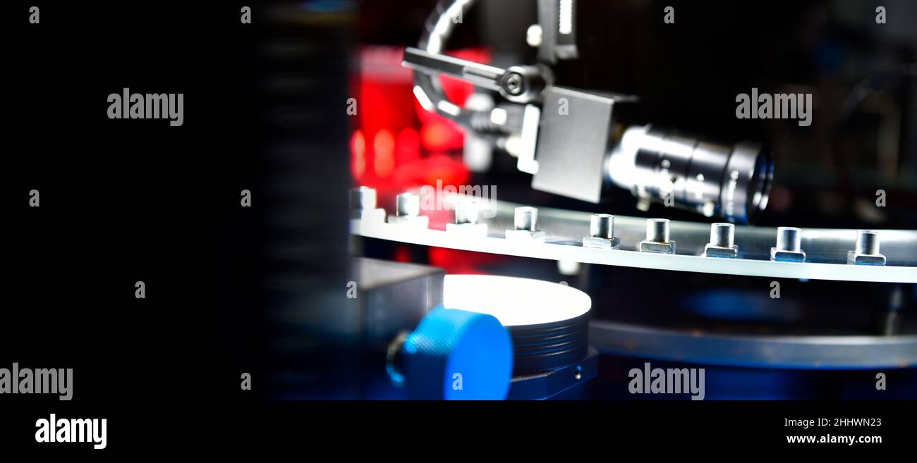 Control de alta calidad en la fabricación de máquinas clasificadoras ópticas para tuercas de fijación en la línea de productos Foto de stock