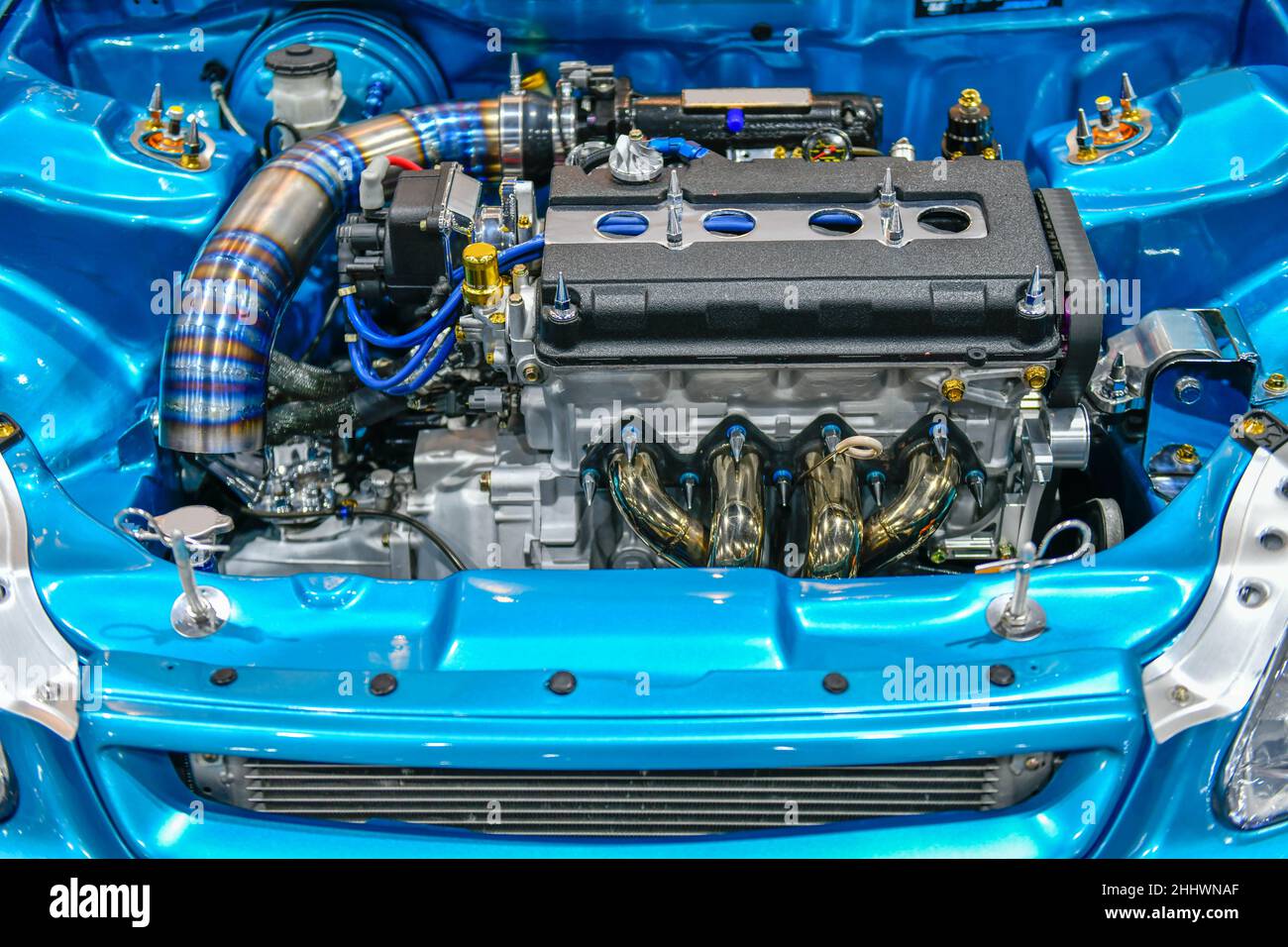 Detalles del motor azul del coche. Modificación del motor turbo Foto de stock