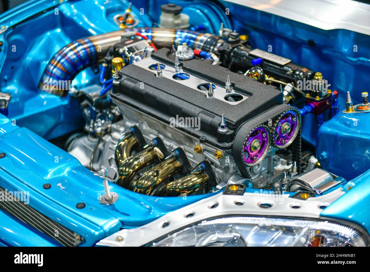 Detalles del motor azul del coche. Modificación del motor turbo Foto de stock