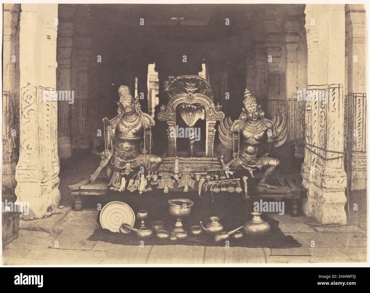 Las Joyas de la Pagoda Enero de 1858 Linnaeus Tripe British Tripe fue un oficial militar de carrera en la India y, a finales de 1850s, Fotógrafo del Gobierno de la Presidencia de Madrás. En sólo cinco años hizo casi mil puntos de vista sobre la India y Birmania. Entre diciembre de 1857 y abril de 1858, Tripe realizó una gira ambiciosa y difícil por los distritos meridionales de la India para crear un récord para el gobierno de las antigüedades de la región, escenas de importancia histórica y fenómenos naturales. En una parada en el gran templo de Srirangam, grabó una espléndida exhibición de sus tesoros en un fotograma Foto de stock