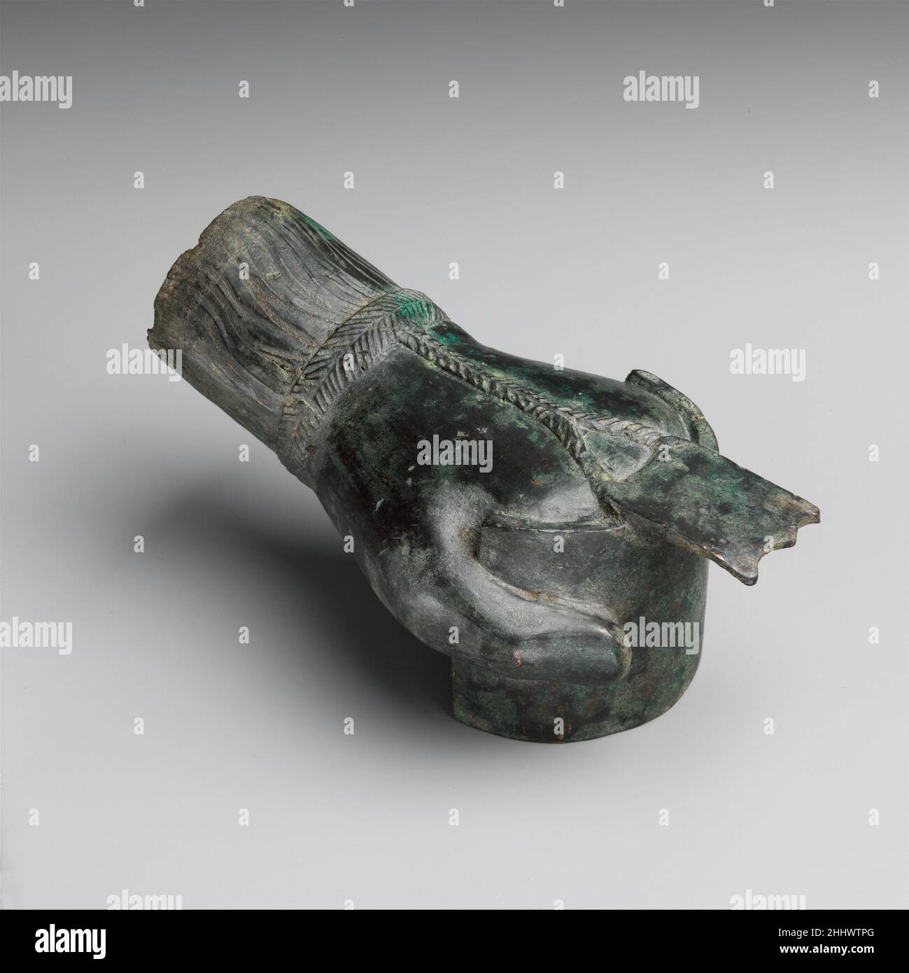Mano de bronce de un boxeador del siglo 1st–2nd d.C. romana La mano está  revestida en un caestus (guante de boxeo), que comprende una tira  semicilindrica y un pico saliente, atado con