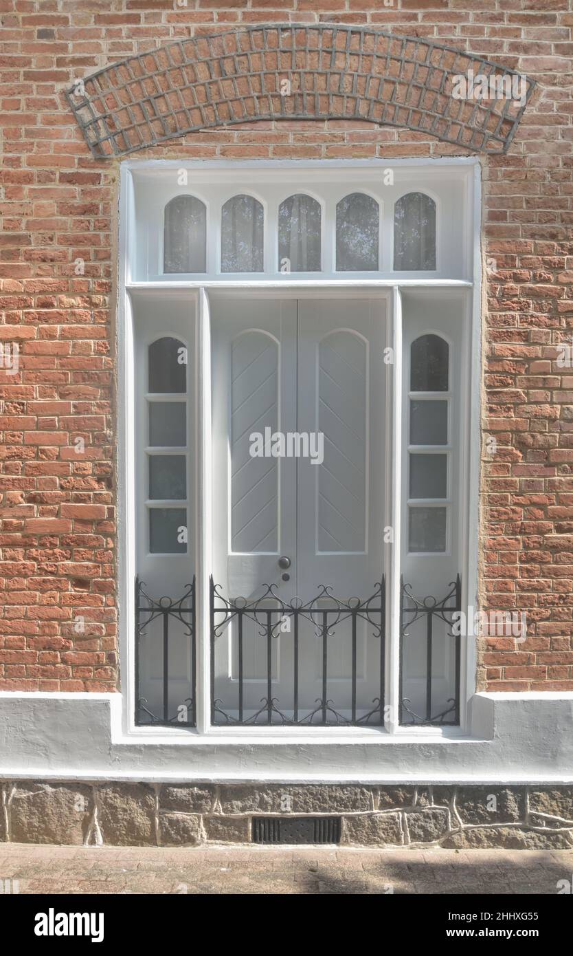 Puerta lateral de estilo victoriano Foto de stock