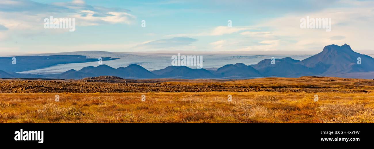 El hermoso paisaje natural con un clima brumoso en la campiña de Islandia. Foto de stock