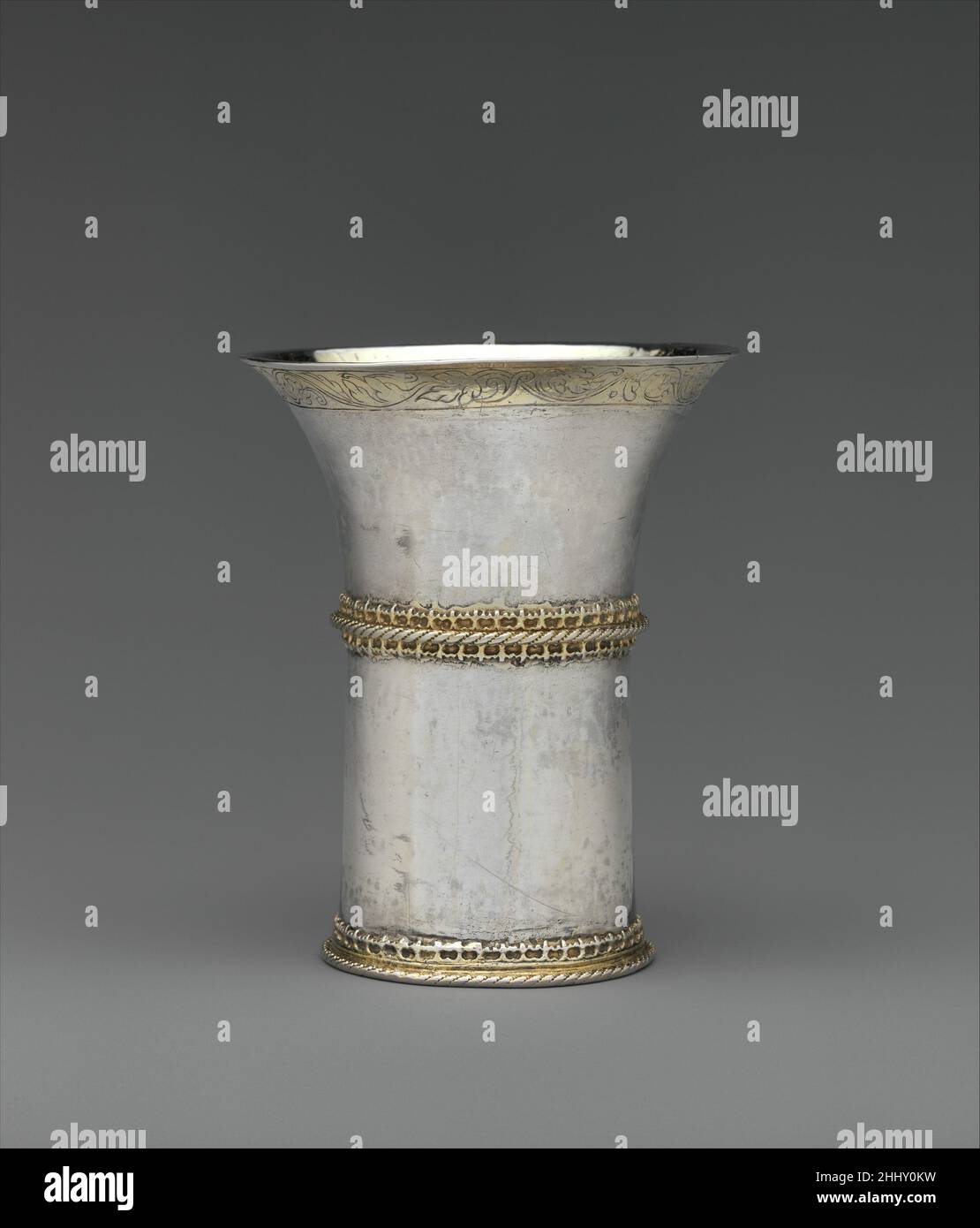 Vaso de precipitados finales del siglo 16th Simon Kontz El patrón grabado de motivos de hoja