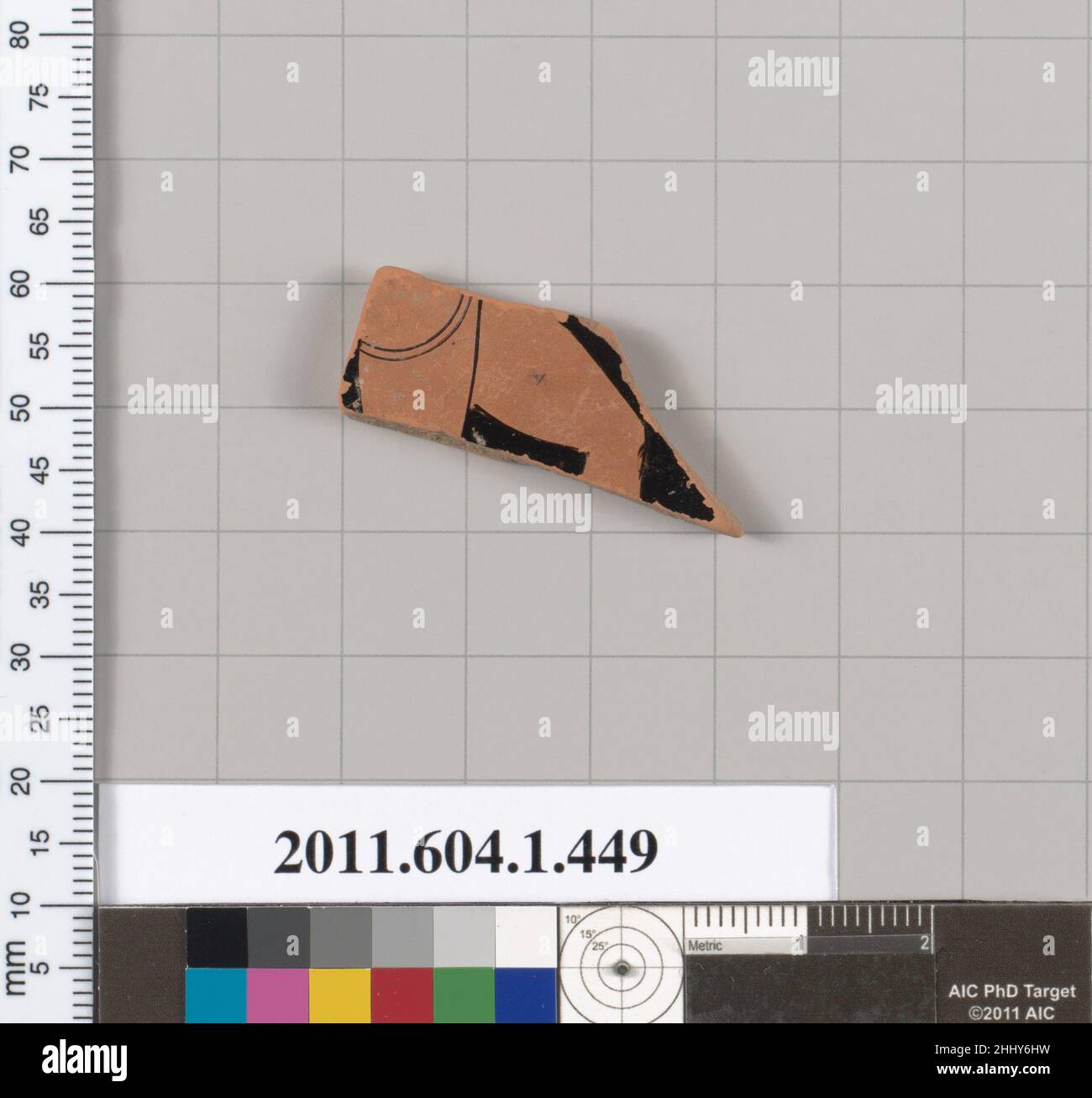 Fragmento de terracota de un kylix (vaso para beber) segundo cuarto del siglo 5th a.C. griego, Attic exterior, parte inferior de la prenda, muslos superiores y rodilla izquierda de hombre. Fragmento de terracota de un kylix (vaso para beber) 669523 Foto de stock