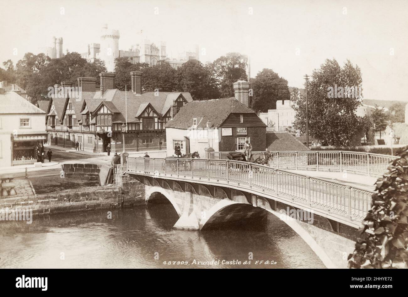 Fotografía vintage, finales de 19th, principios del siglo 20th, vista del castillo y puente de Arundel, West Sussex Foto de stock