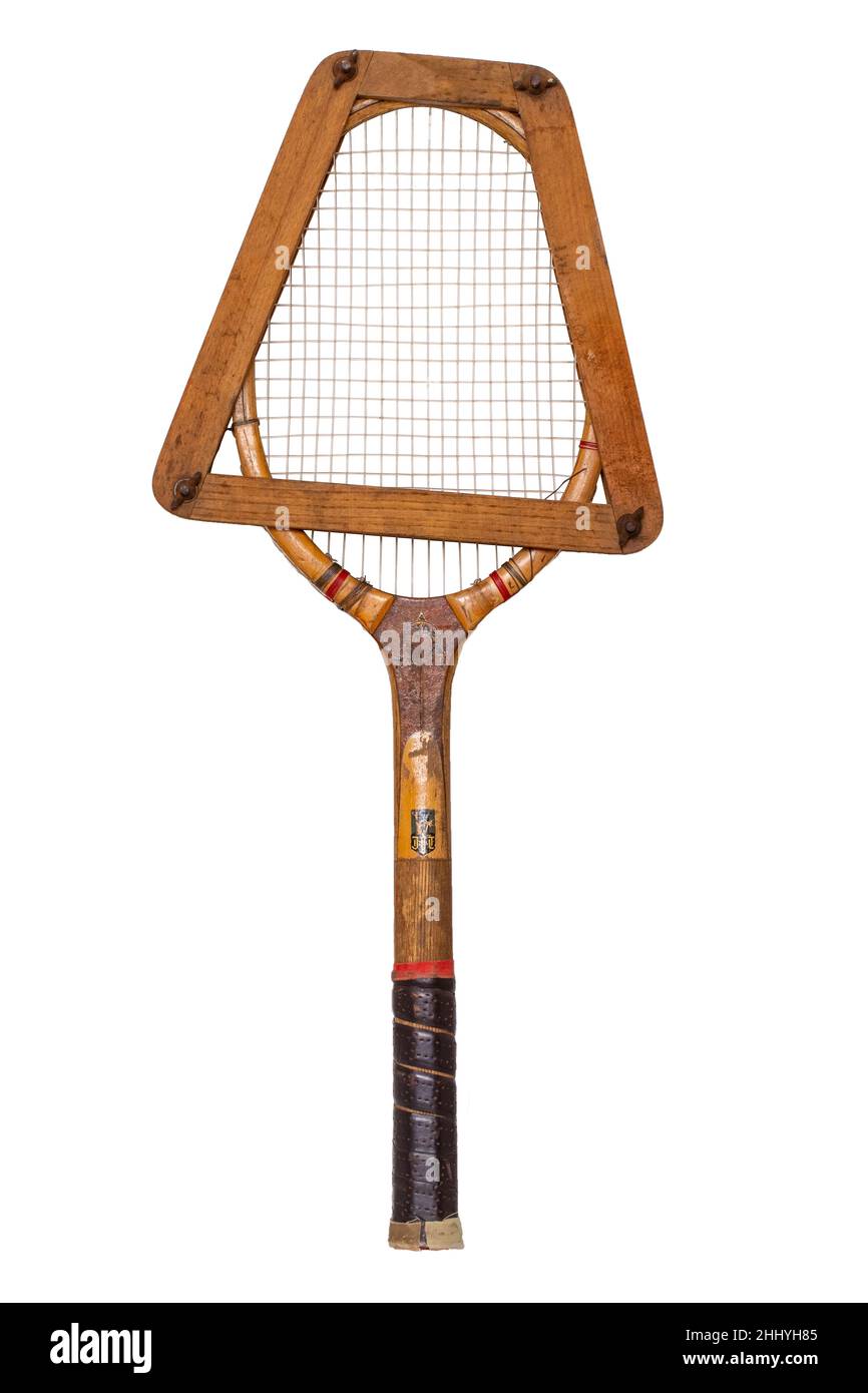 Primer plano de una antigua raqueta de tenis de época hecha de madera en un  marco de estiramiento aislado sobre un fondo blanco. Se utiliza  aproximadamente en el 30s. Macro pho Fotografía