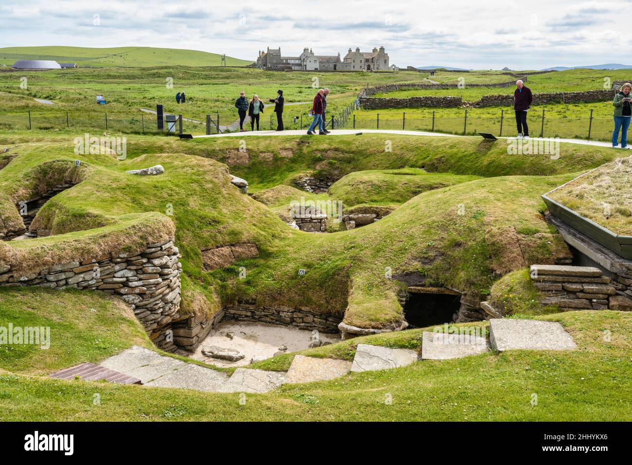 Asentamiento neolítico de Skara Brae junto a la Bahía de Skaill cerca de Sandwick en el territorio continental de Orkney en Escocia Foto de stock