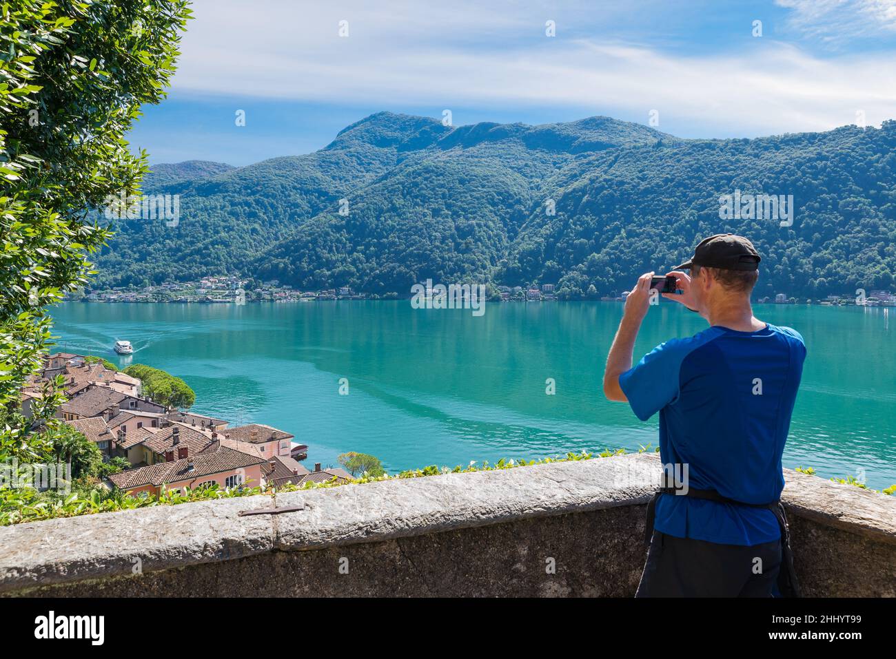 Panorama del Lago Lugano en Morcote, Suiza, y turístico Foto de stock