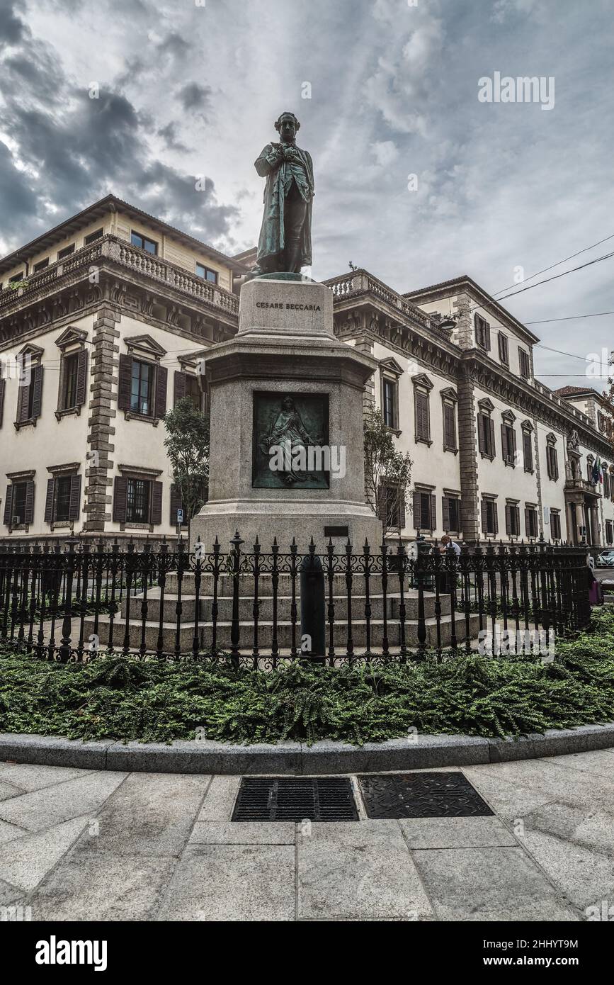 Centro histórico de Milán con plaza Cesare Beccaria, Italia Foto de stock