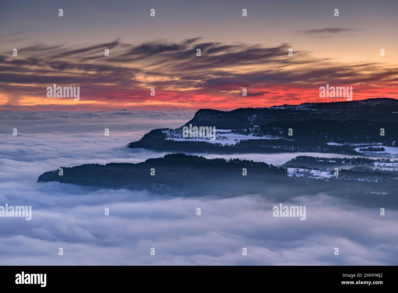 La meseta de Capolat y las montañas de Les Tres Maries en una puesta de sol de invierno con un mar de nubes sobre la región central de Cataluña (Cataluña, España) Foto de stock