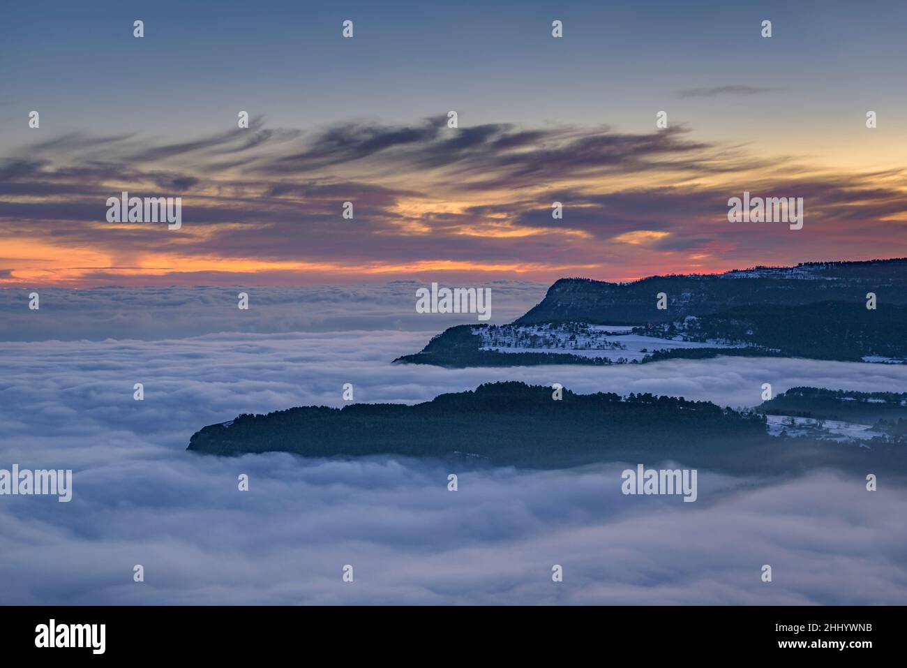 La meseta de Capolat y las montañas de Les Tres Maries en una puesta de sol de invierno con un mar de nubes sobre la región central de Cataluña (Cataluña, España) Foto de stock