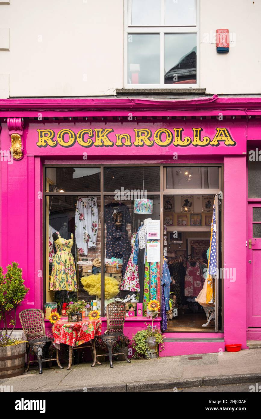 Tienda de ropa para damas Rock n Rolla, Narberth, Pembrokeshire, Gales,  Reino Unido Fotografía de stock - Alamy