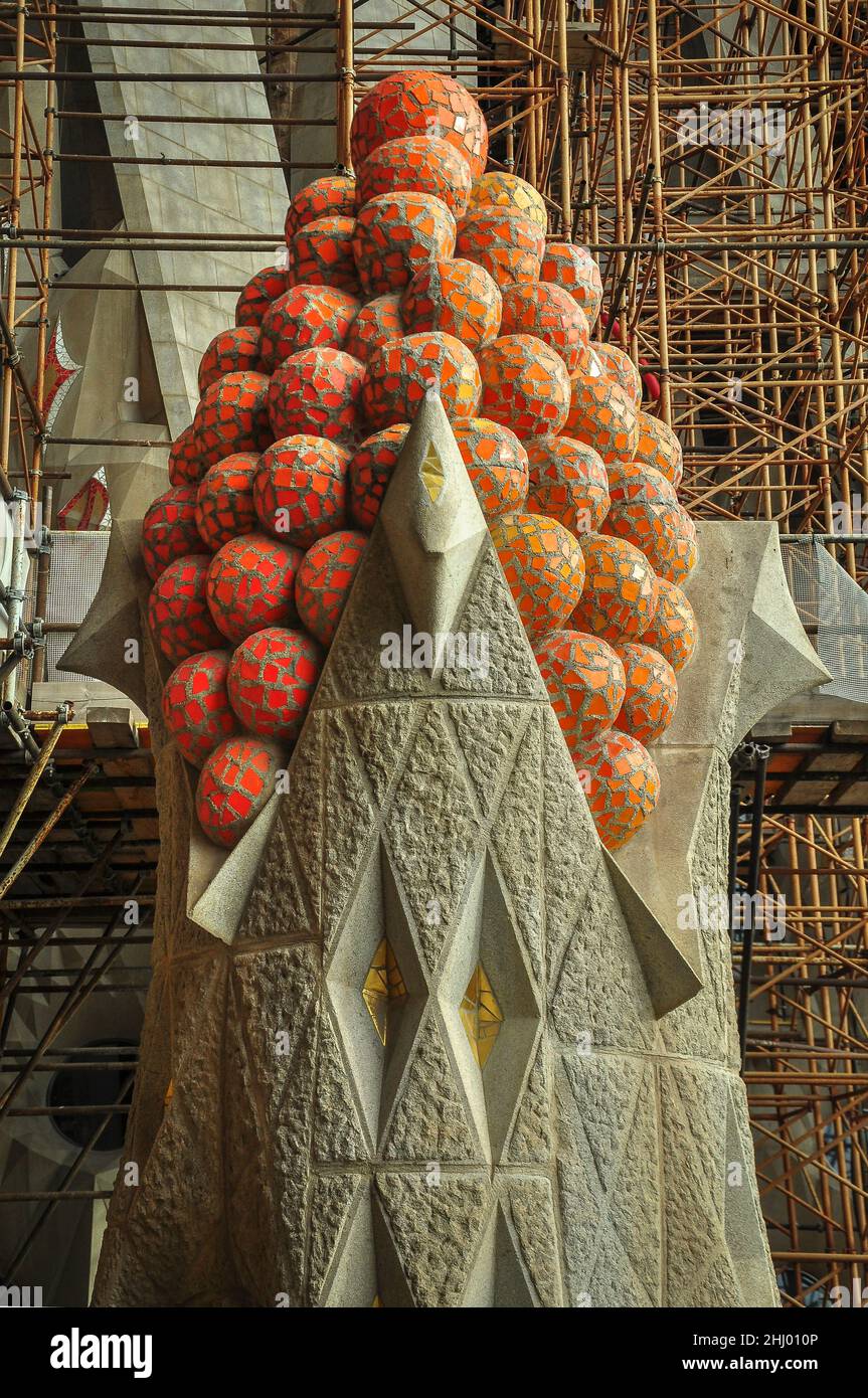 Pinnacle con una cesta de frutos de otoño, junto a la Fachada de la Pasión  de la Sagrada Familia (Barcelona, Cataluña, España) ESP: Cesta de frutos de  otoño Fotografía de stock -