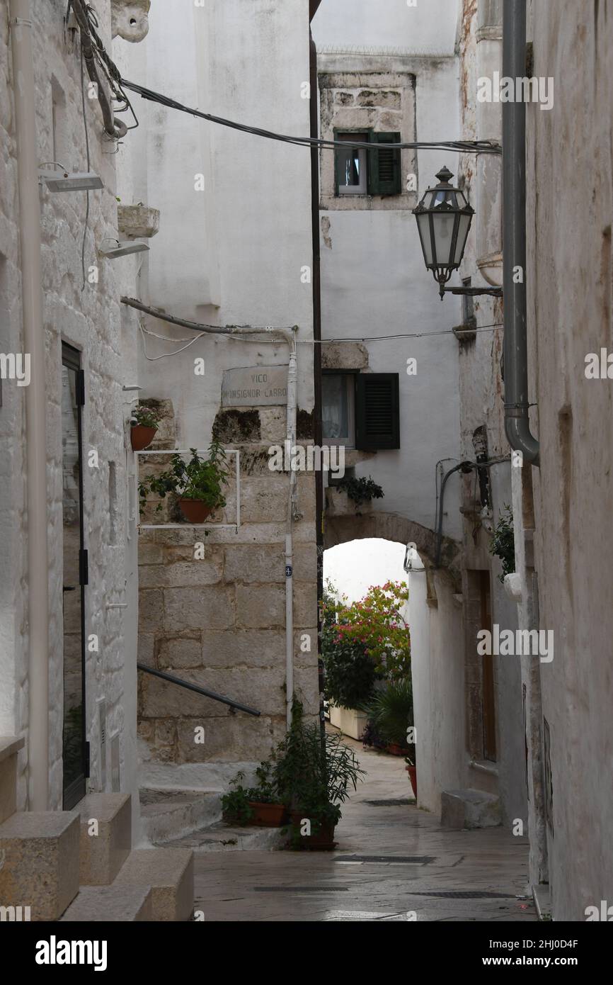 Vista de un callejón dentro del casco antiguo de Ostuni, también conocida como 'la ciudad blanca', Apulia (Italia) Foto de stock