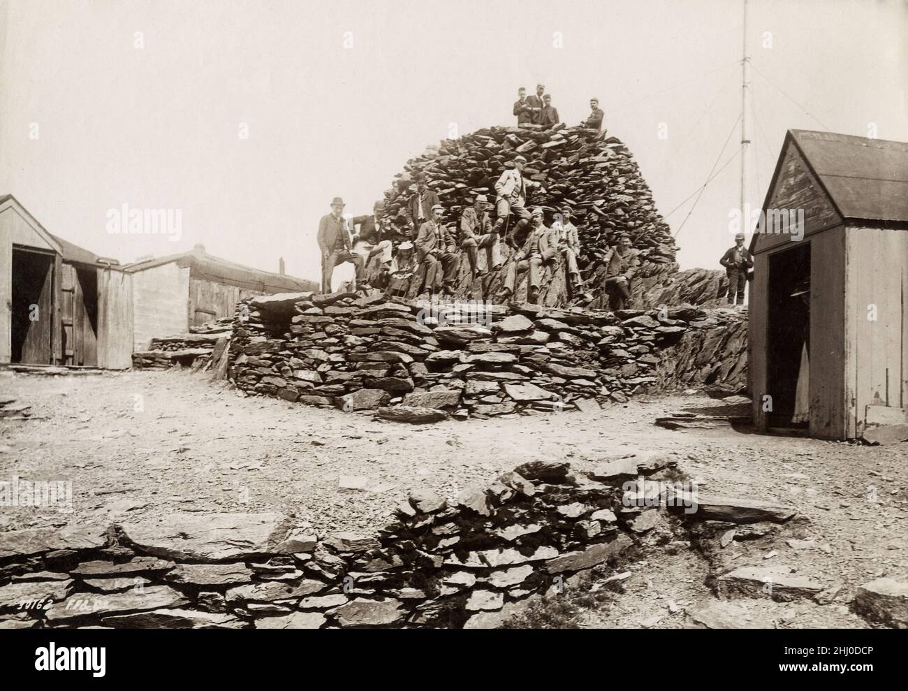 Fotografía vintage, finales de 19th, principios del siglo 20th, vista de 1892 - La Cumbre, Hoteles y Cairn, Snowdon, Gales del Norte Foto de stock