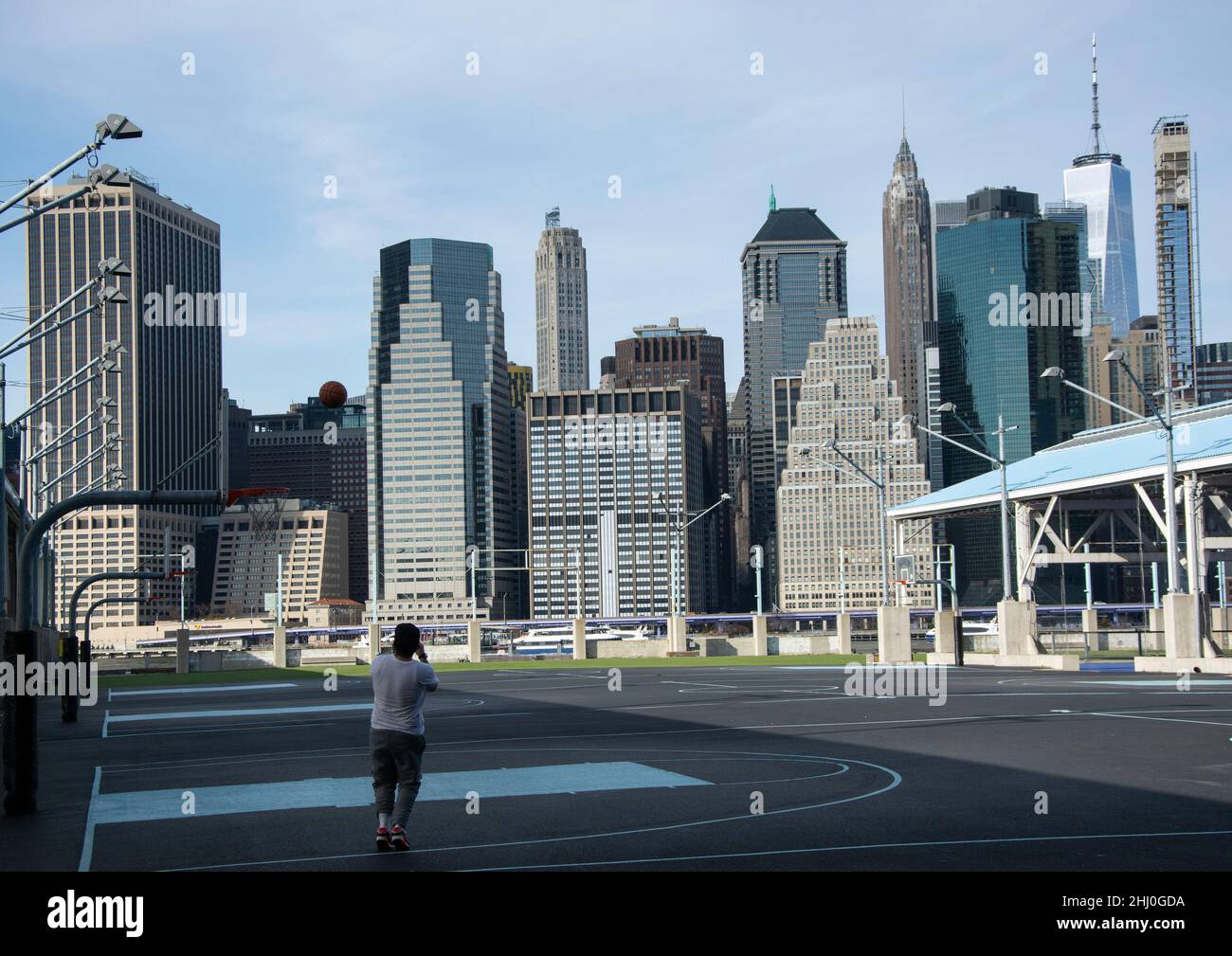 Sportanlagen im Brooklyn Bridge Park mit der spektakulären Skyline von Lower Manhattan Foto de stock
