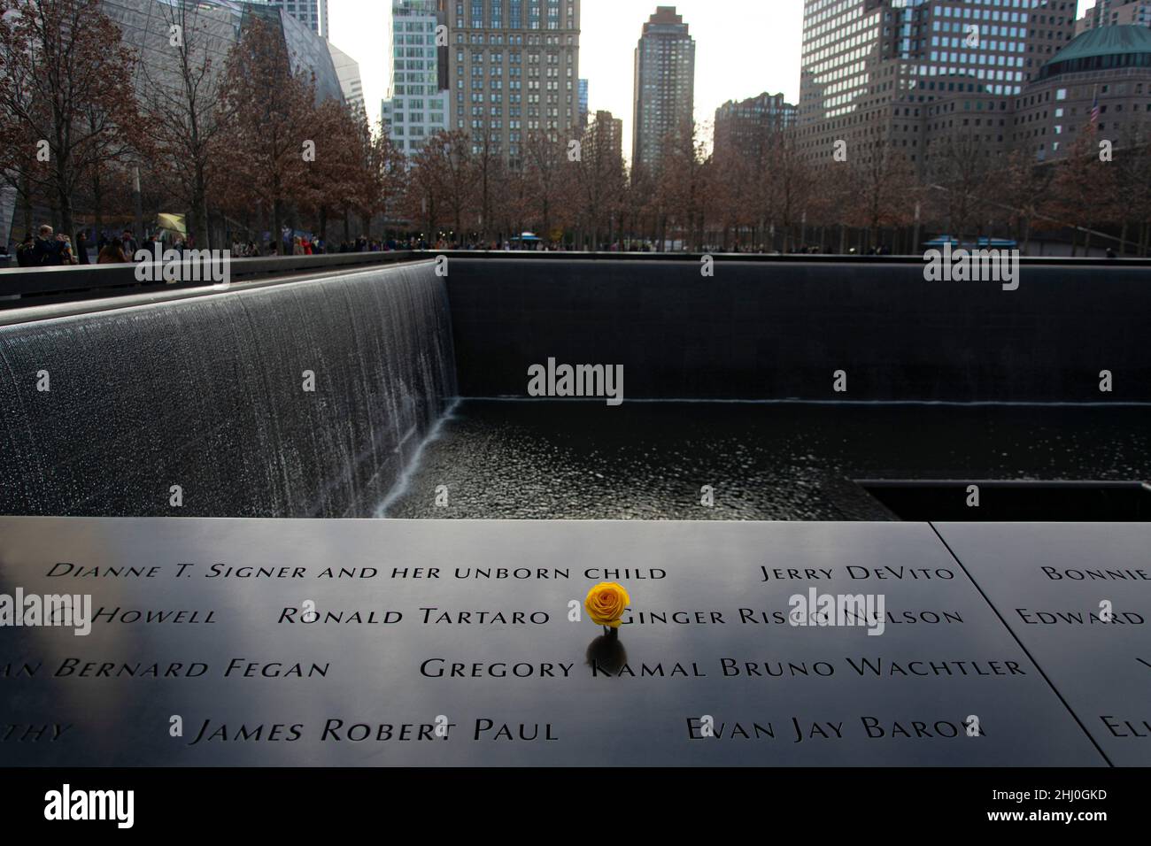 Nueva York: Die Memorial Pools mit den Namen der getöten Personen der Attentate von 9/11 Foto de stock