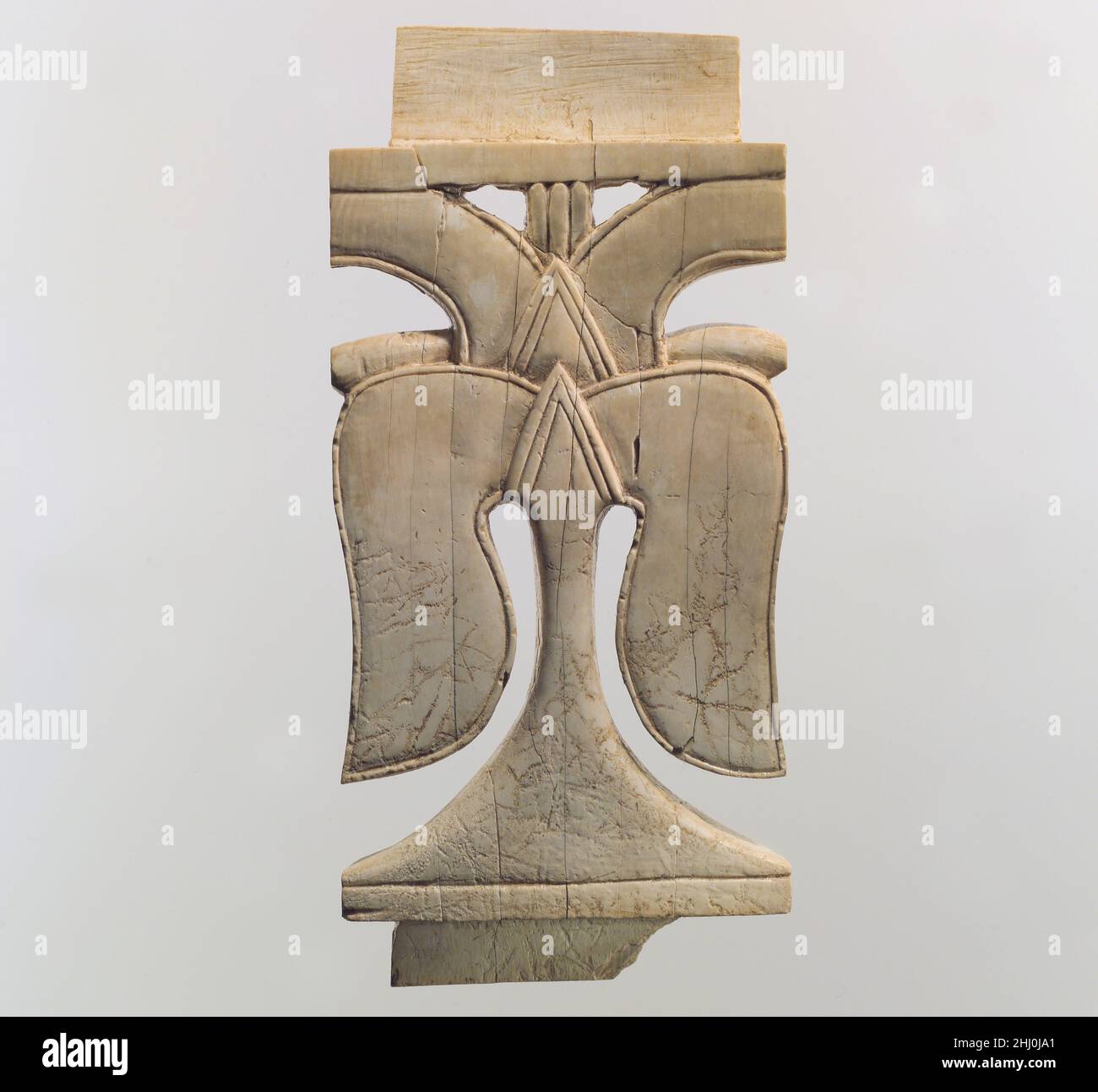 Placa de muebles de apertura con hojas de Ca. Siglo 9th–8th a.C. Asirio  Durante el primer milenio a.C., la talla de marfil fue una de las artes de  lujo más importantes que
