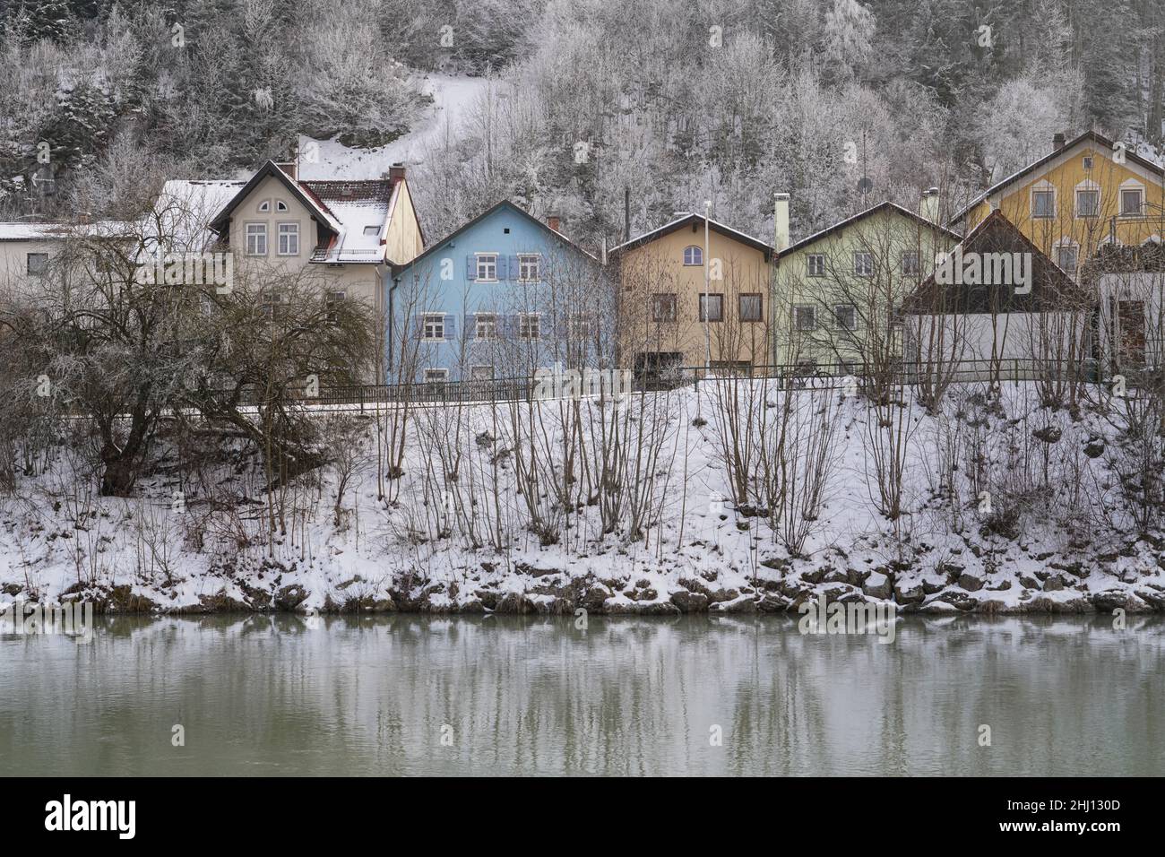 Un grupo de casas en invierno en el río Lech en Füssen. Foto de stock