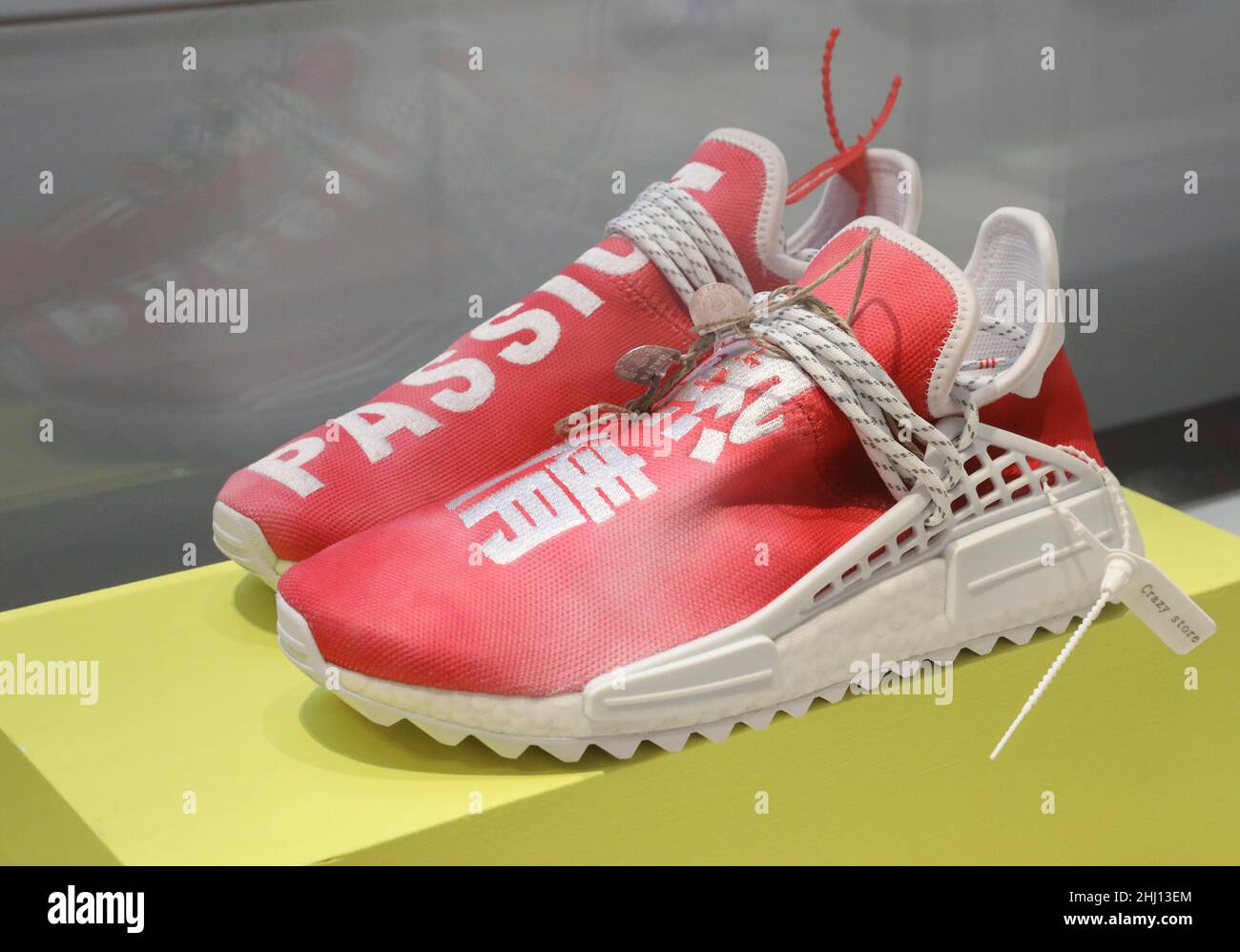 Zapatos tenis adidas fotografías e imágenes de alta resolución - Alamy