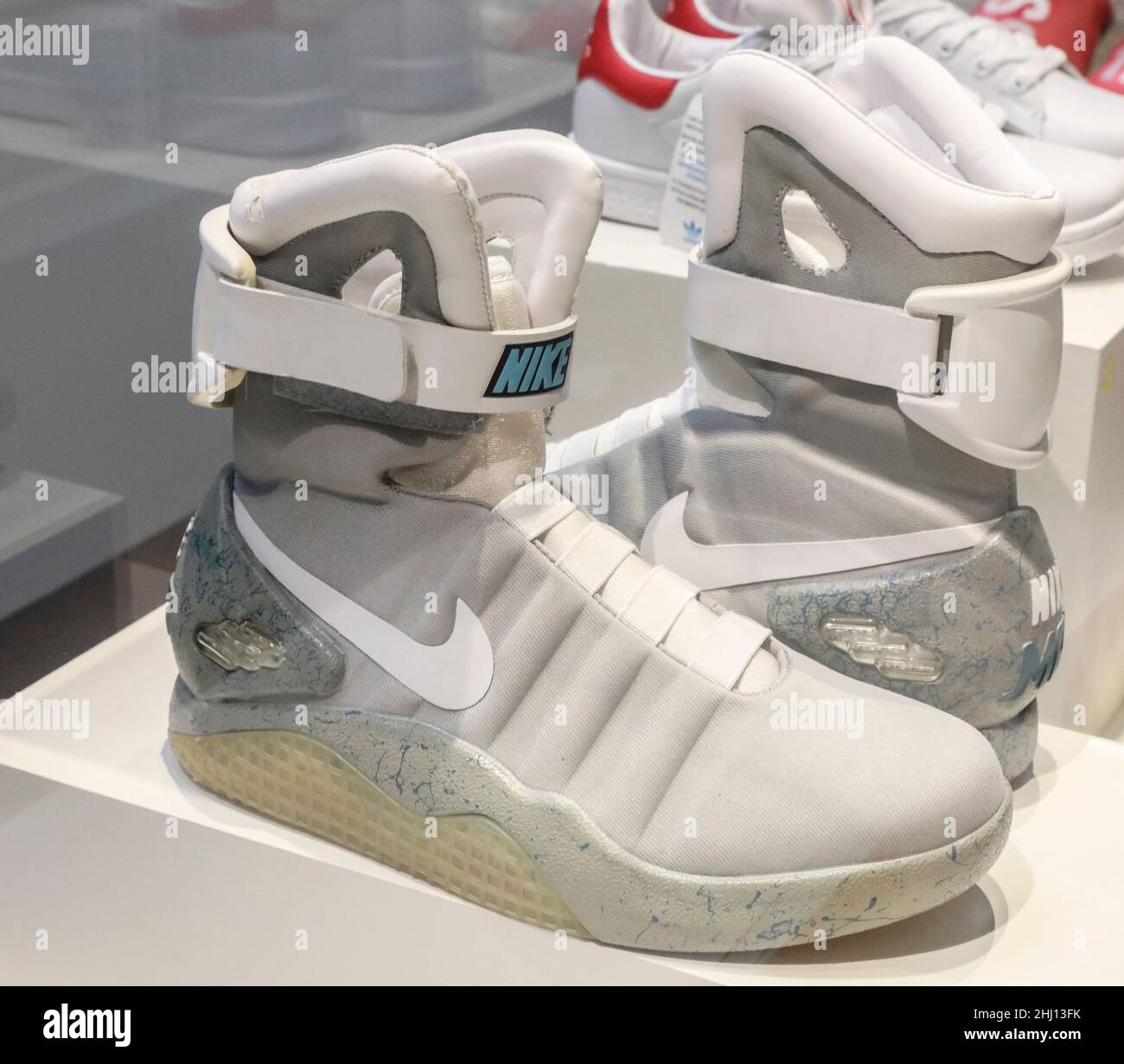 Nike air mag regreso al futuro fotografías e imágenes de alta resolución -  Alamy