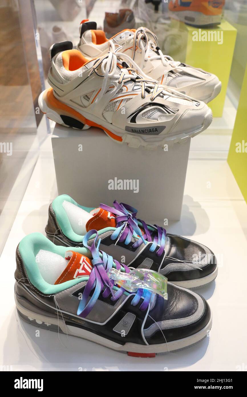 Zapatos vuitton fotografías e imágenes de alta resolución - Alamy
