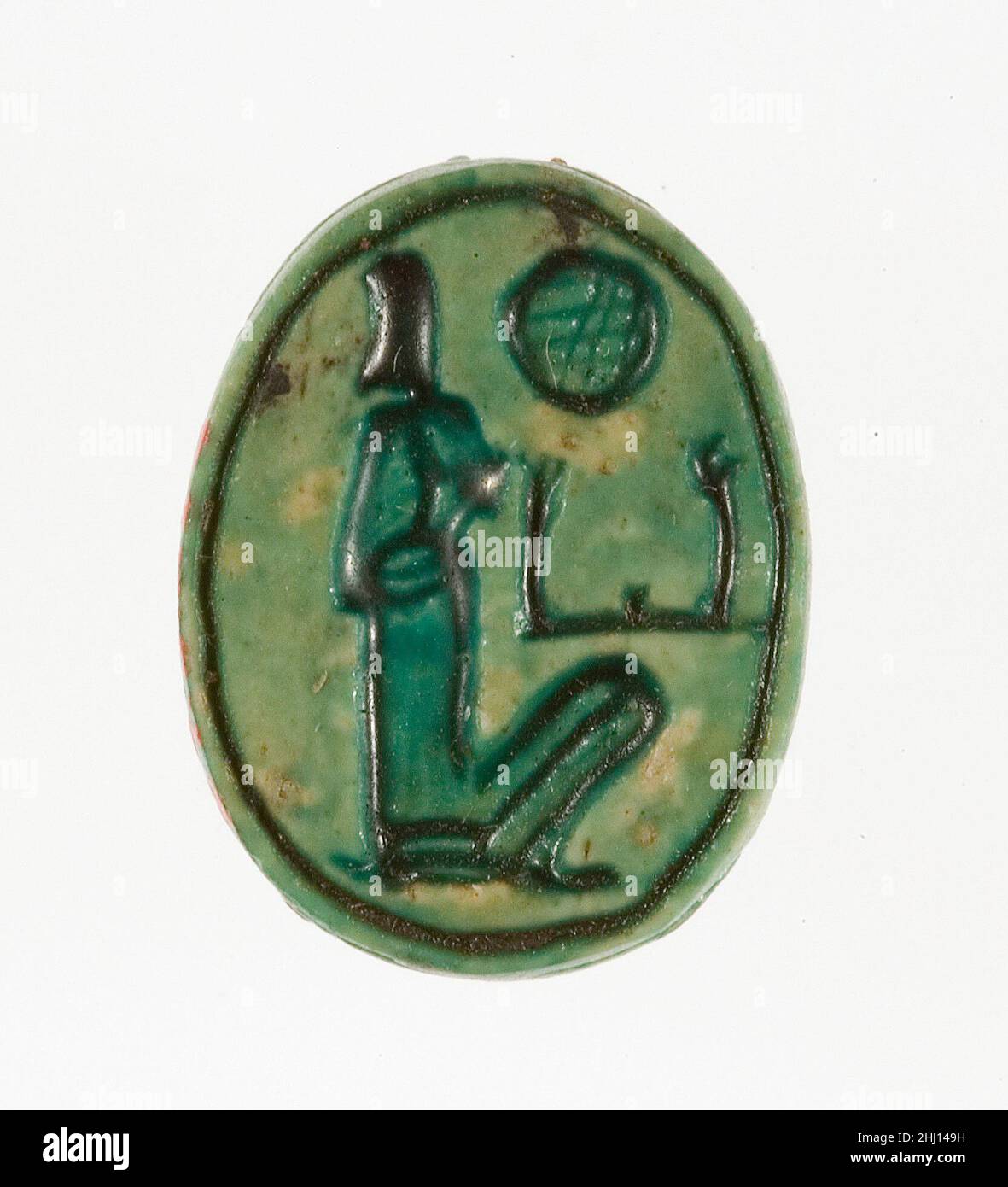 Scarab inscrito con el nombre Maatkare (Hatshepsut) ca. 1479–1458 A.C. Nuevo Reino Durante la temporada de excavación de 1926-1927, la Expedición Egipcia del Museo descubrió tres depósitos de fundación a lo largo de la pared oriental del recinto del templo funerario de Hatshepsut en Deir el-Bahri, en Tebas Occidental. Entre los contenidos se encontraban 299 scarabs y sellos. Sesenta y cinco de ellos se encuentran ahora en el Museo Egipcio, El Cairo, y el resto fueron adquiridos por el Museo en la división de Encuestas. Entre las inscripciones en las bases de estos escarabajos y focas son ejemplos de cada título que Hatshepsut tenía, desde el momento en que wa Foto de stock
