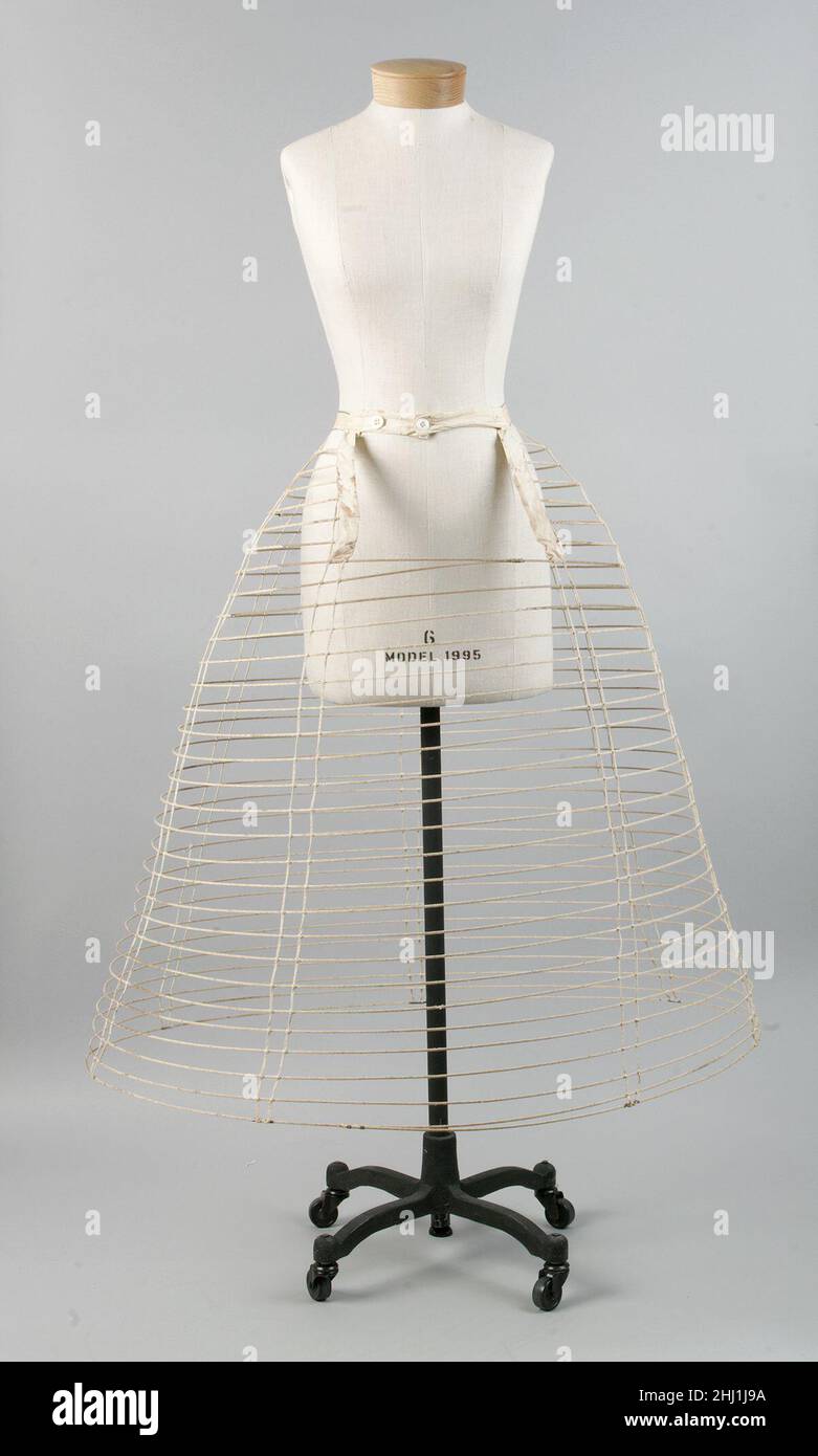 Crinolina ca. 1860 American Este petticoat está hecho de alambre de metal y  cinta de algodón. Se habría cubierto con un petticoat de tela adicional  para proteger el vestido usado sobre él.