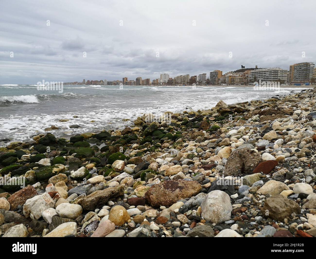 Costa de Fuengirola azotada por alta mar y vientos, provincia de Málaga, España. Foto de stock