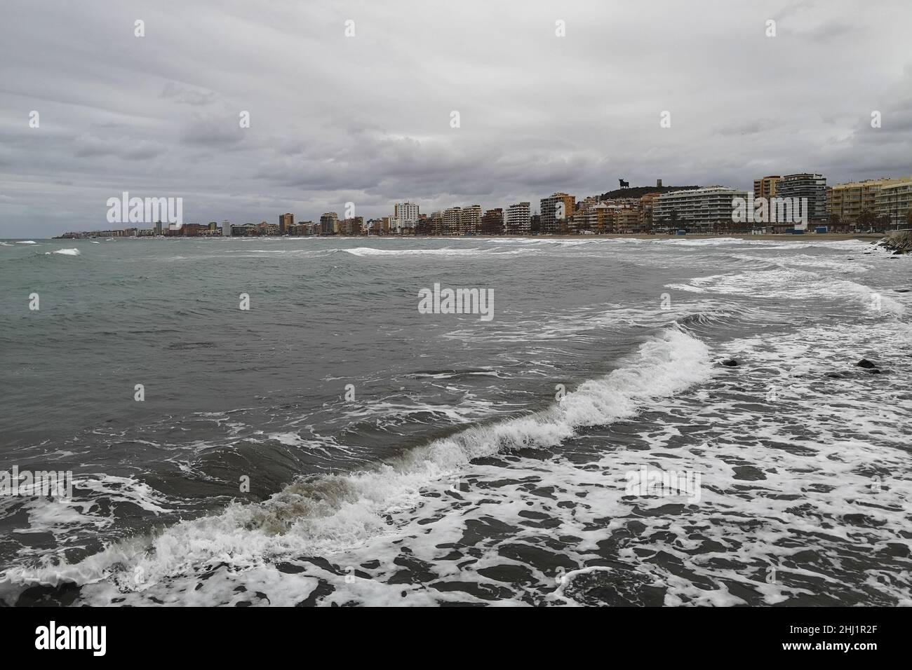 Costa de Fuengirola azotada por alta mar y vientos, provincia de Málaga, España. Foto de stock