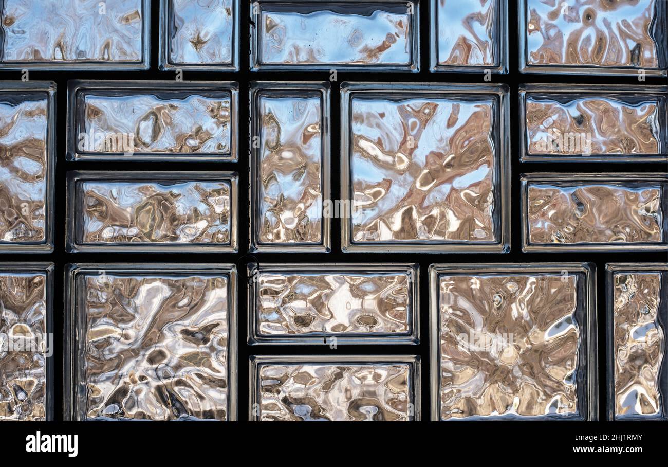 primer plano de una pared transparente de ladrillos de vidrio en un día soleado Foto de stock