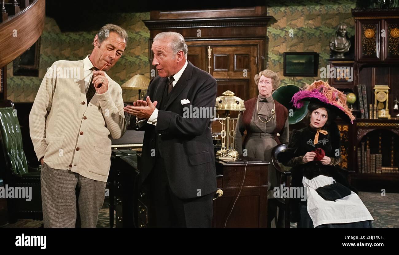 EE.UU. Audrey Hepburn, Rex Harrison, Wilfrid Hyde-White y Mona Washbourne  en una escena de la película (C)Warner Bros: My Fair Lady (1964).  Argumento: En 1910s Londres, el profesor de fonética esnob Henry