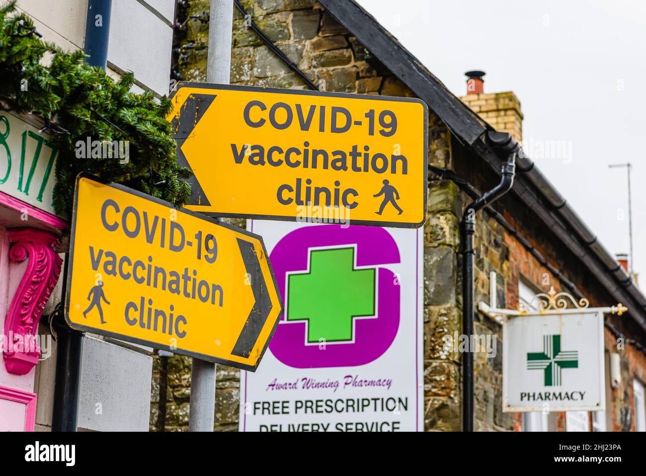 Signos amarillos de una clínica de vacunación de COVID-19 en una farmacia local. Foto de stock