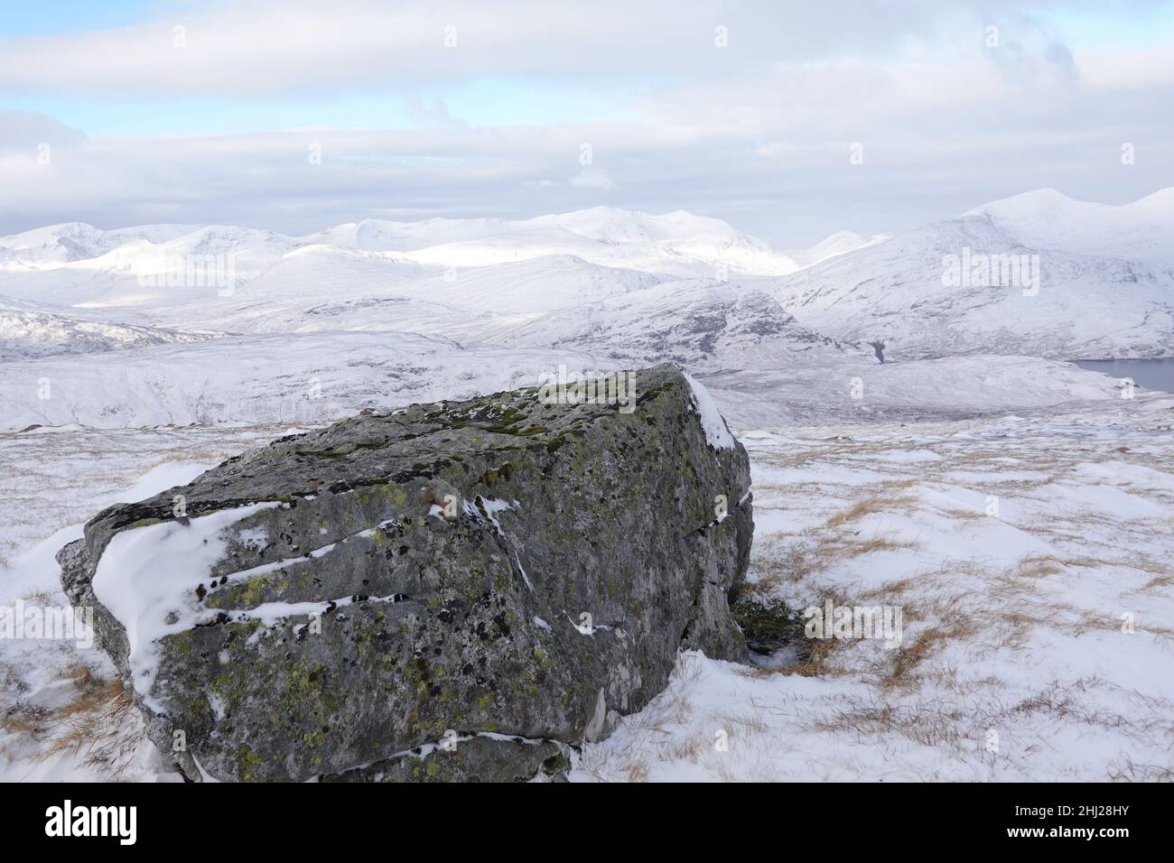 Paisaje invernal escocés mirando hacia la cordillera de los Mamores desde el decente leum Uilleim frente a la estación de Corrour, Tierras Altas de Escocia Foto de stock