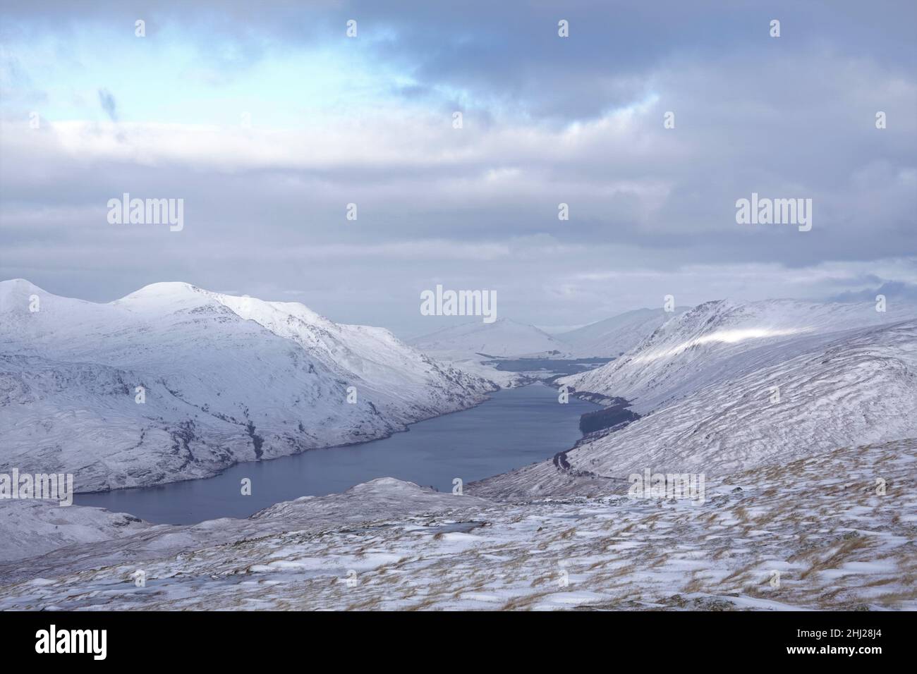 Loch Treig en invierno con Stob Coire Easain en la orilla lejana, Tierras Altas escocesas Foto de stock