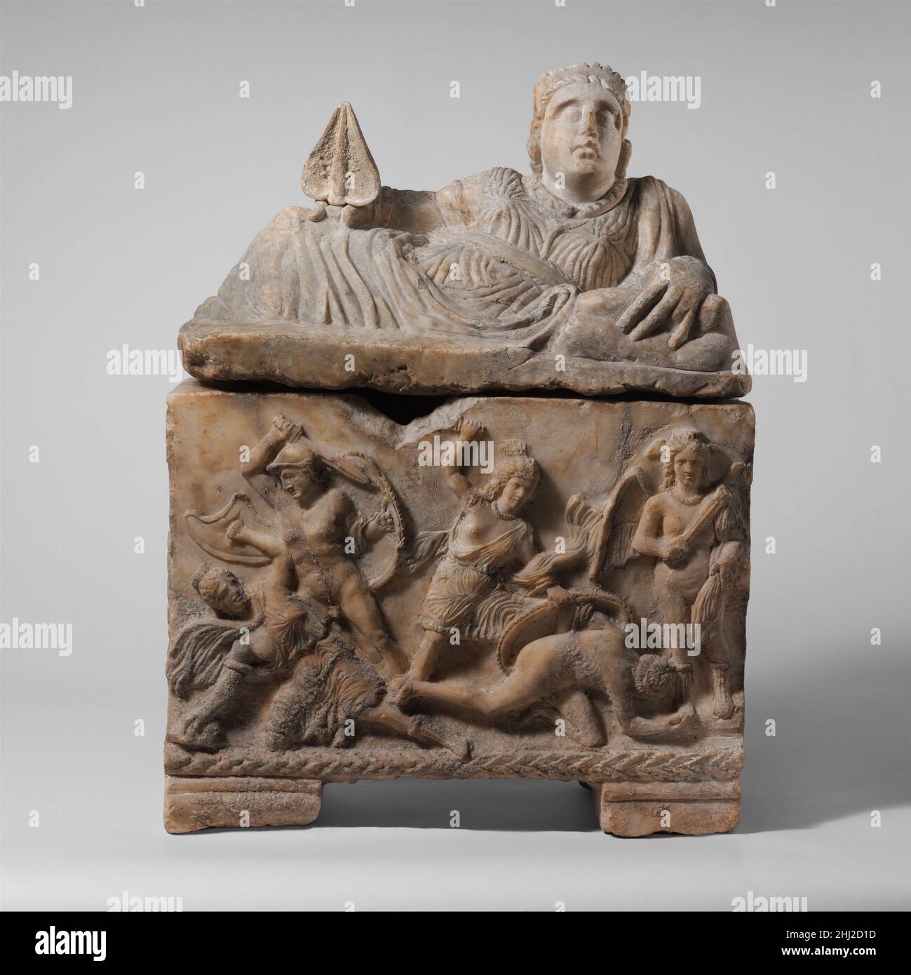 Alabastro urna cineraria 3rd siglo B.C. Etruscan La mujer reclinada  representada en la tapa lleva un collar de torque pesado y sostiene un  ventilador en su mano derecha. El friso representa dos