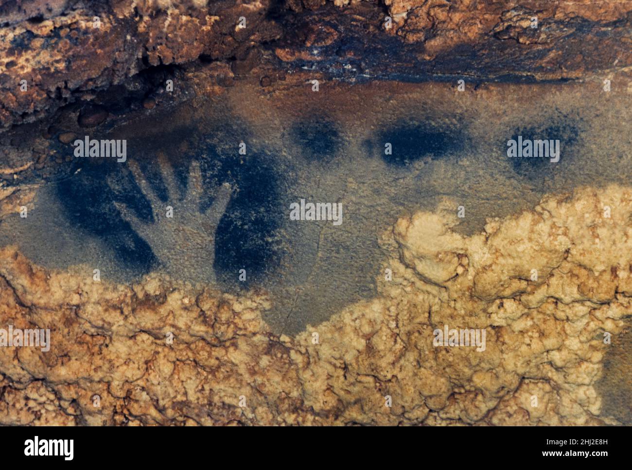 Cueva de pintura a mano estampado, Paleolítico Superior, Cultura Magdaleniense, Midi-Pyrenees, Francia Foto de stock