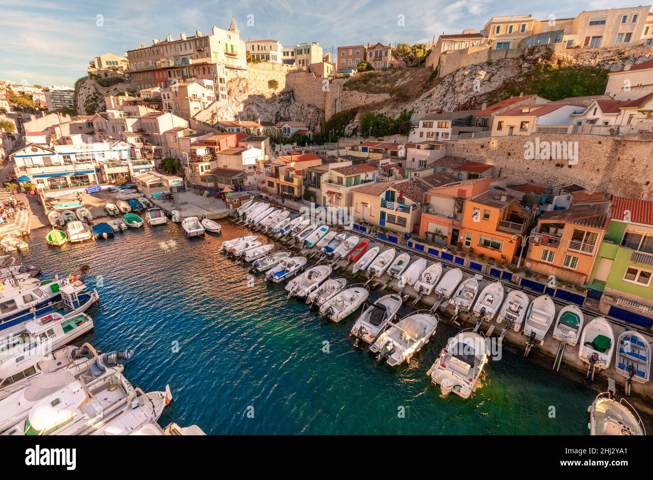 Puerto pesquero tradicional Vallon des Auffes con sus pintorescas casas y barcos, Marsella, Francia Foto de stock